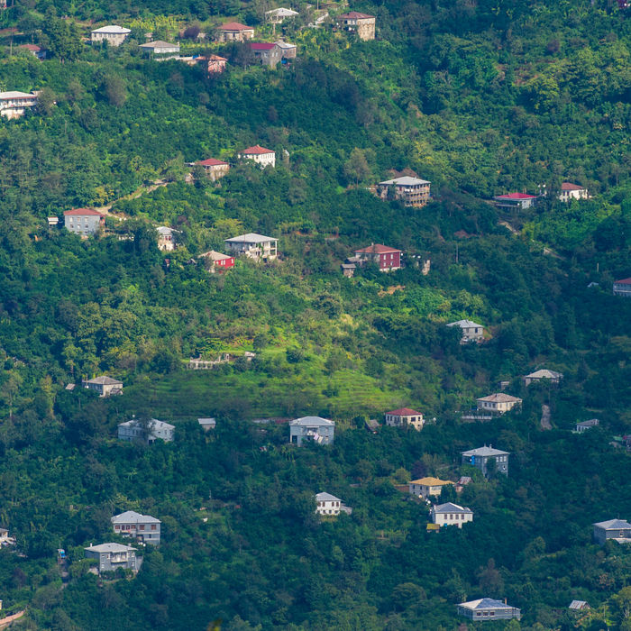 Het landschap in Batumi, gezien vanop de telpost. © Billy Herman