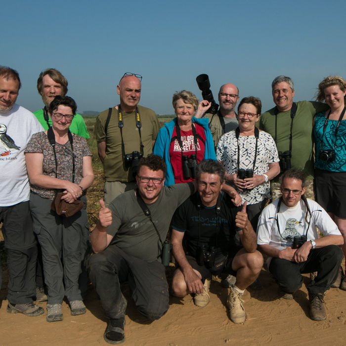 Een groepsfoto in Merja Zerga, net na het zien van Afrikaanse velduil. © Billy Herman