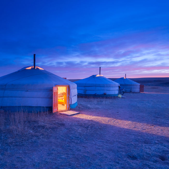 De yurts (gers) en het uur van het blauwe licht leveren een magisch beeld op. © Billy Herman