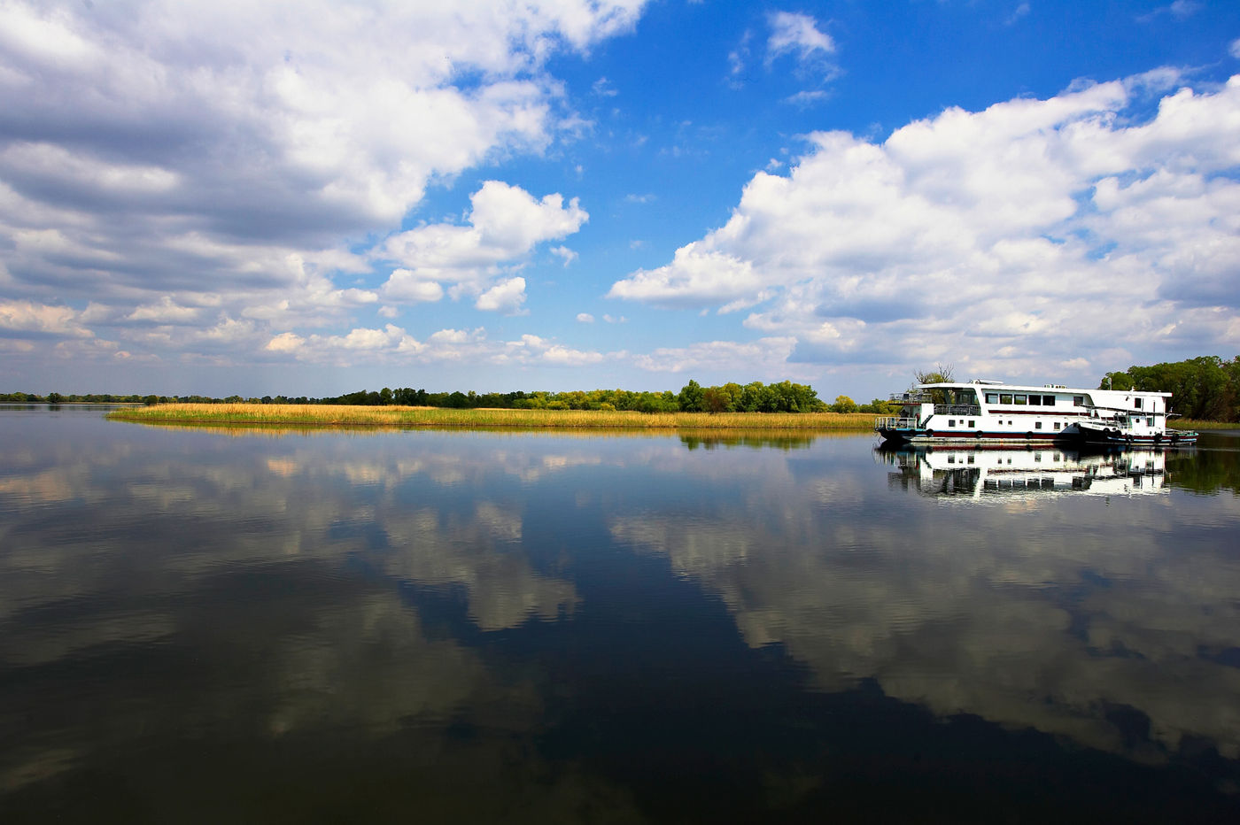 Onze hotelboot op een kalme Donau. © STARLING reizen