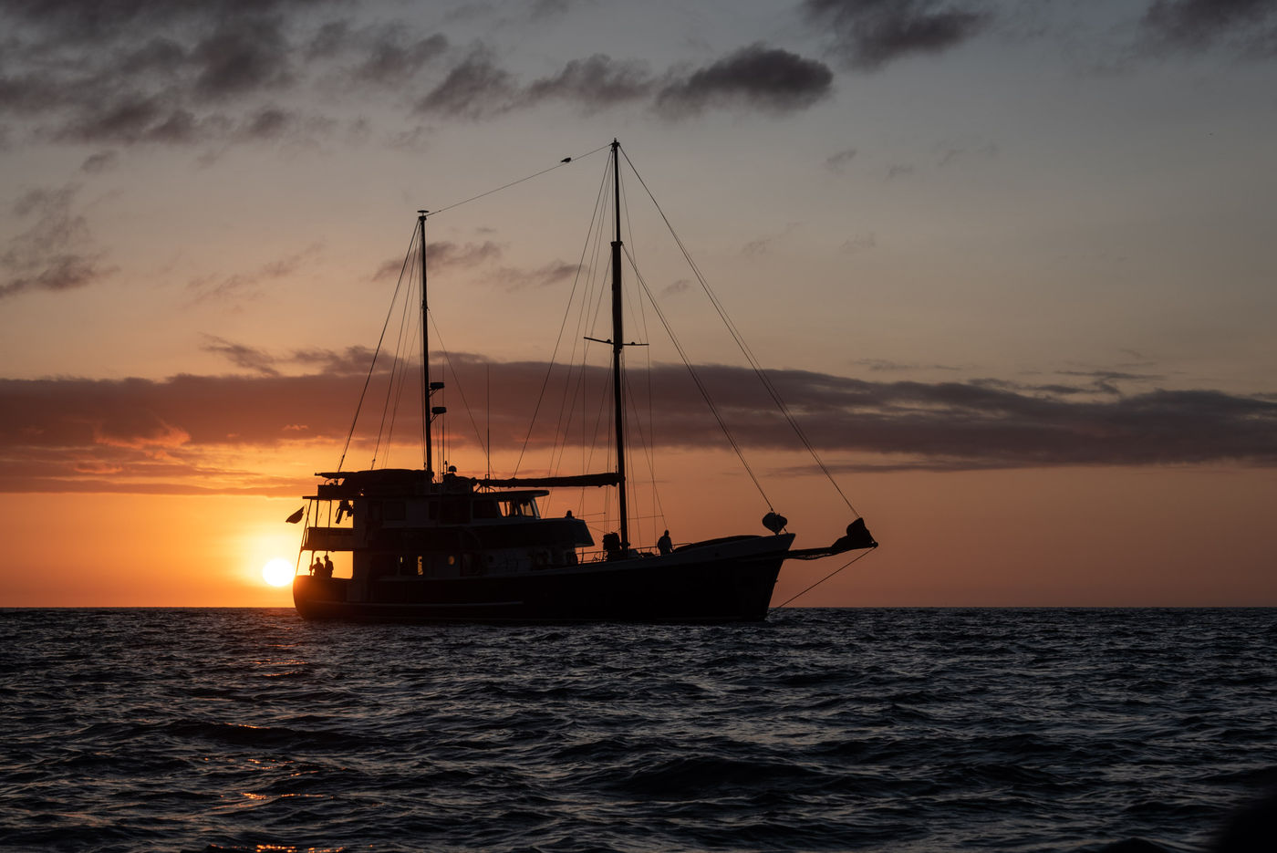 Sfeerbeeld van ons schip bij zonsondergang. © Yves Adams