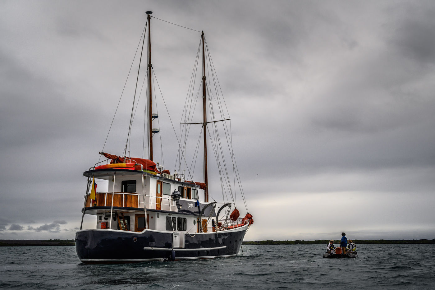 Ons schip met zodiac. © Yves Adams