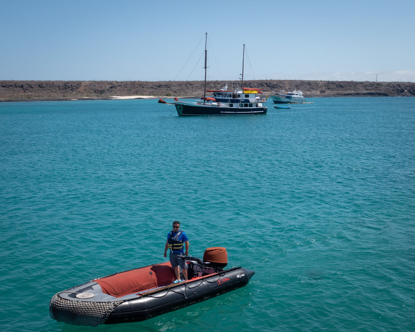 Ons schip met zodiac op de voorgrond. © Yves Adams