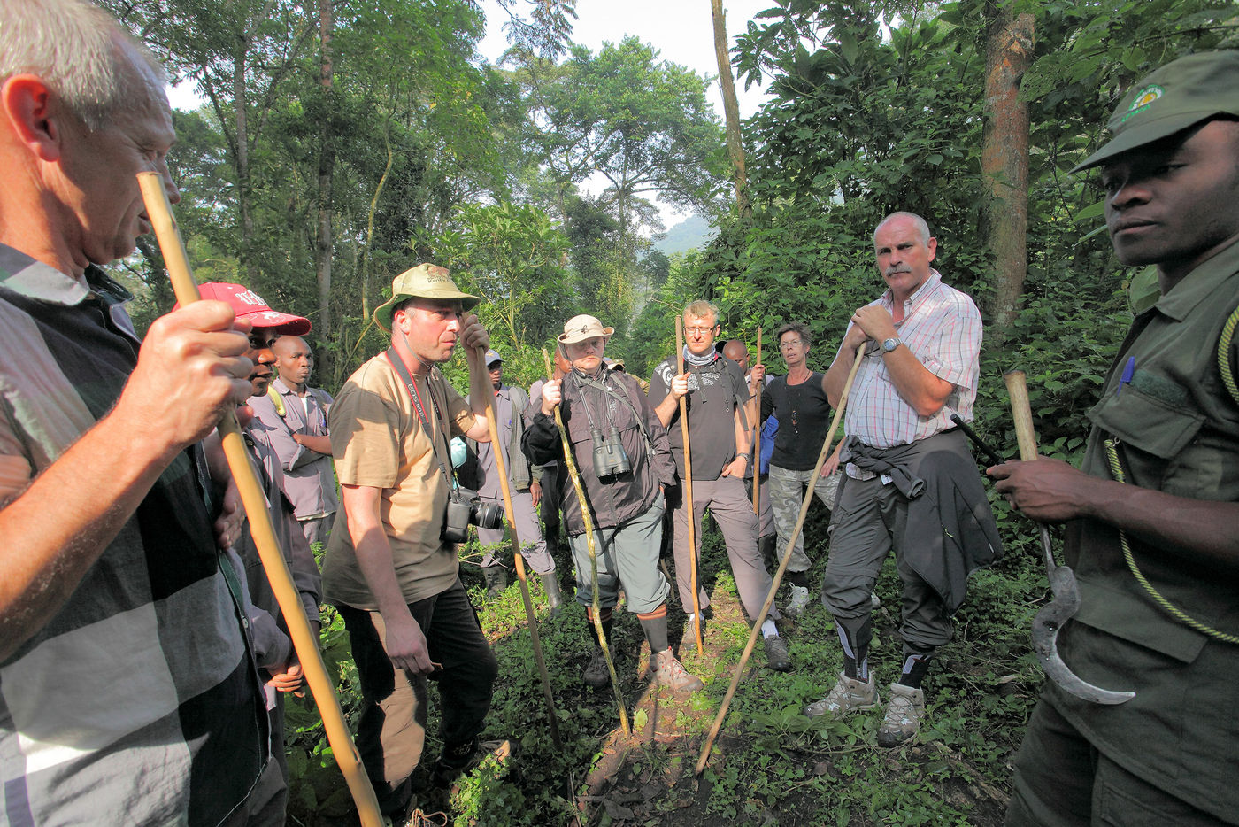OegandaRudiDebruyne (52 van 69) De groep wordt gebrieft alvorens we het woud intrekken. © Rudi Debruyne