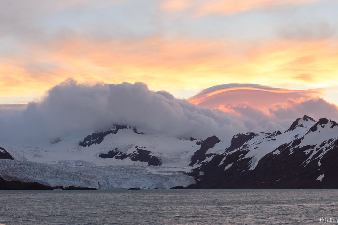 South Georgia gehuld in gouden wolken. © Julien Herremans