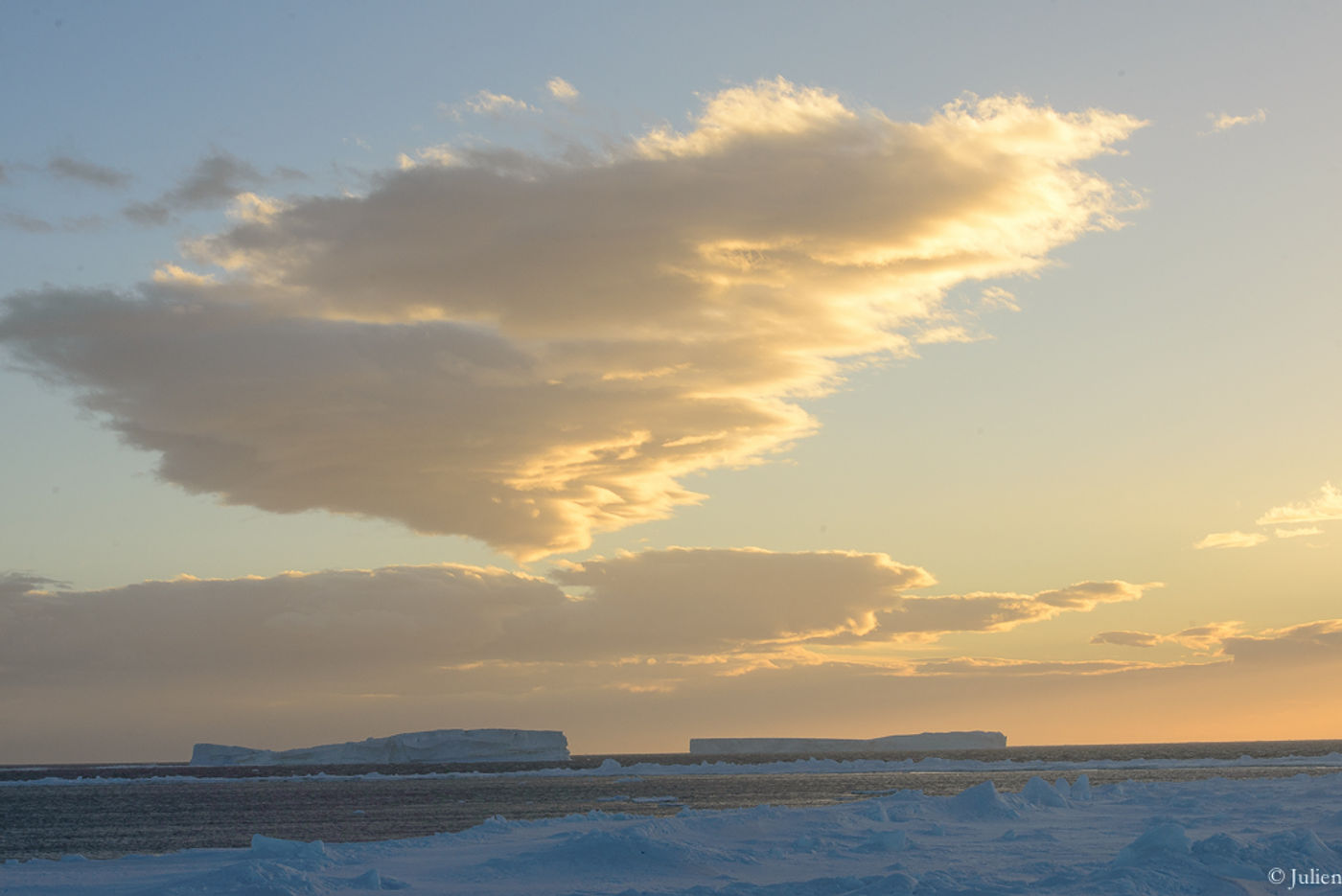 Adembenemende wolken en ijsschotsen. © Julien Herremans