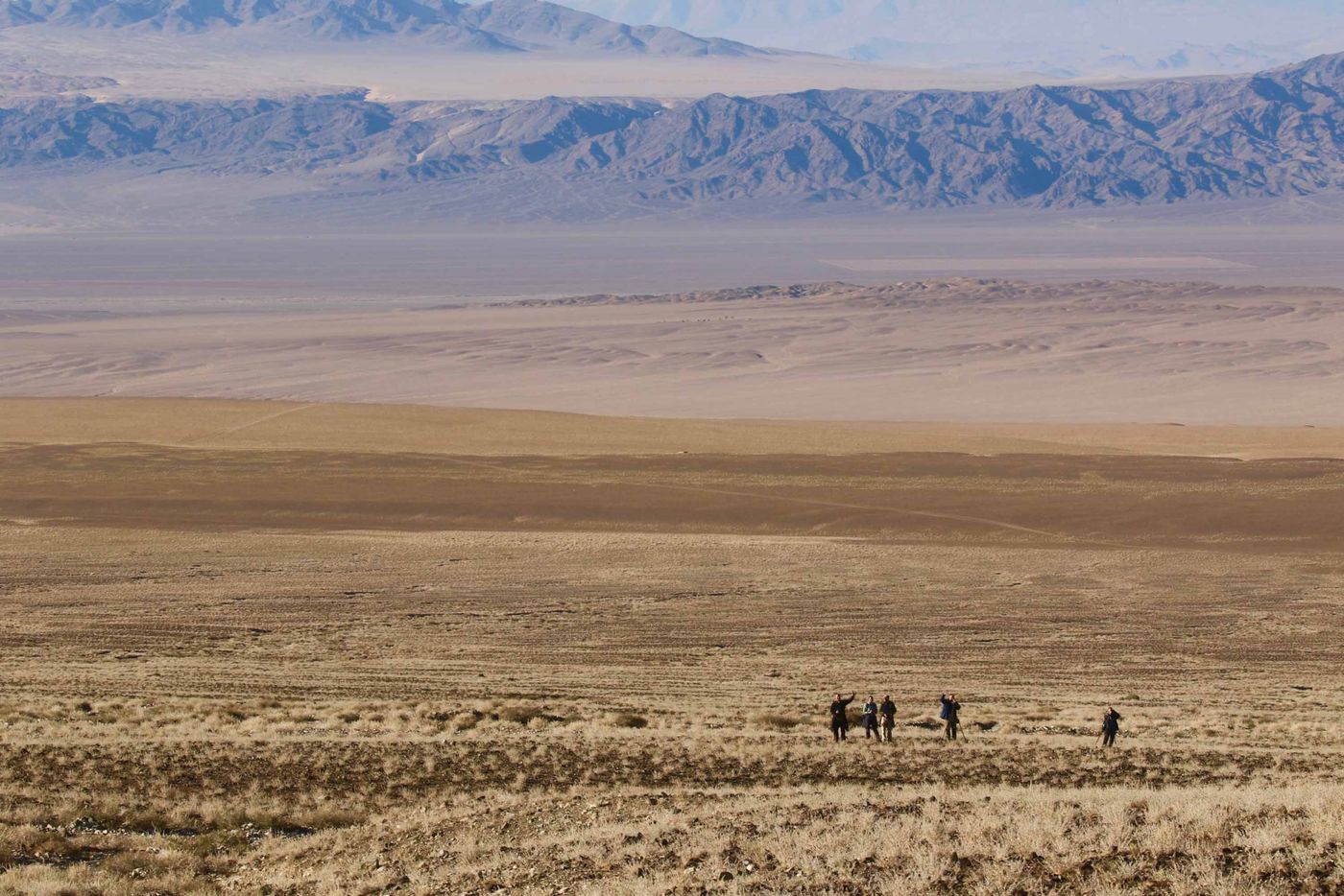 De groep poseert met zicht op het uitgestrekte landschap. © Geert Beckers