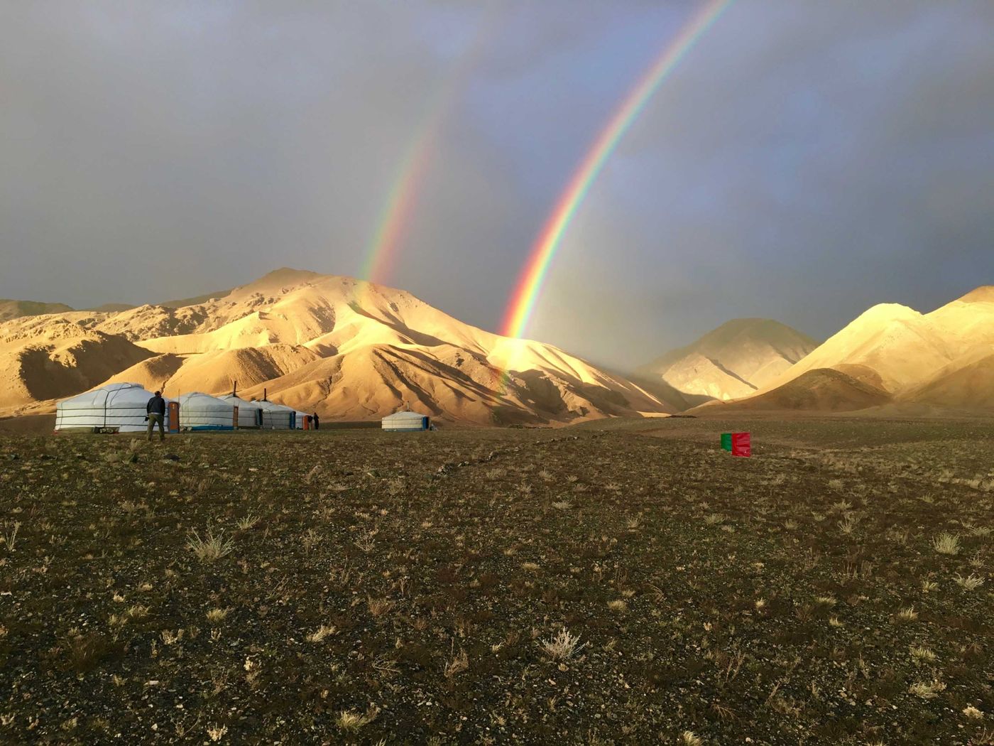 Dubbele regenboog boven het kamp. © Geert Beckers