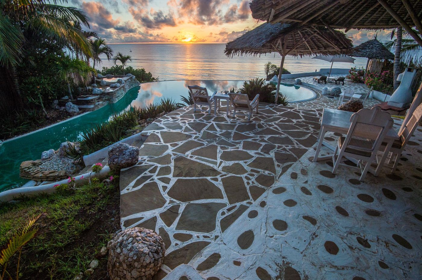 Het terras met privézwembad. Je kiest zelf of je hier wenst te eten of in het restaurant. © Billy Herman