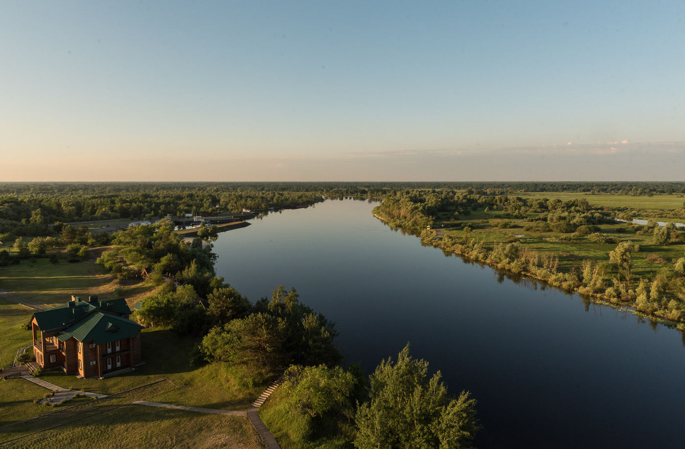 BrechtDemeulenaerBelarusWitRuslandStarlingReizen-44 Onze lodge aan de oevers van de Pripjat. © Brecht De Meulenaer