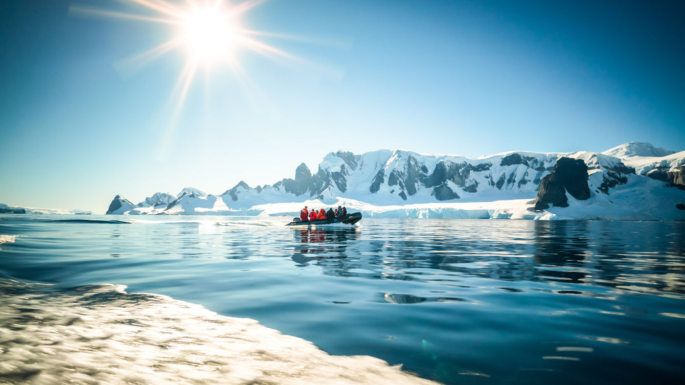 Le soleil brille sur la péninsule Antarctique. © Oceanwide Expeditions
