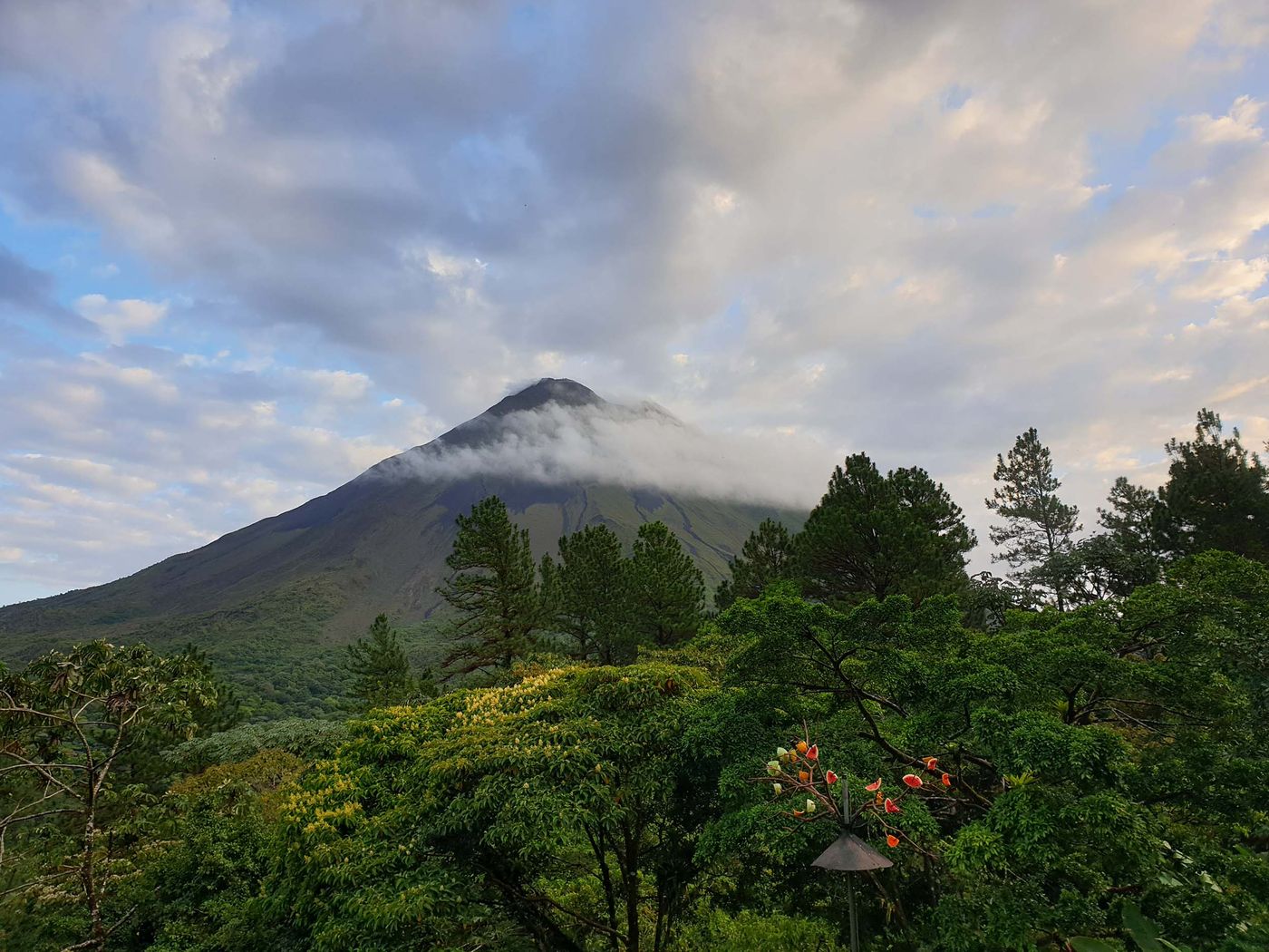 20220312_062156 La vue se dégage sur le sommet du volcan Arenal. © Noé Terorde