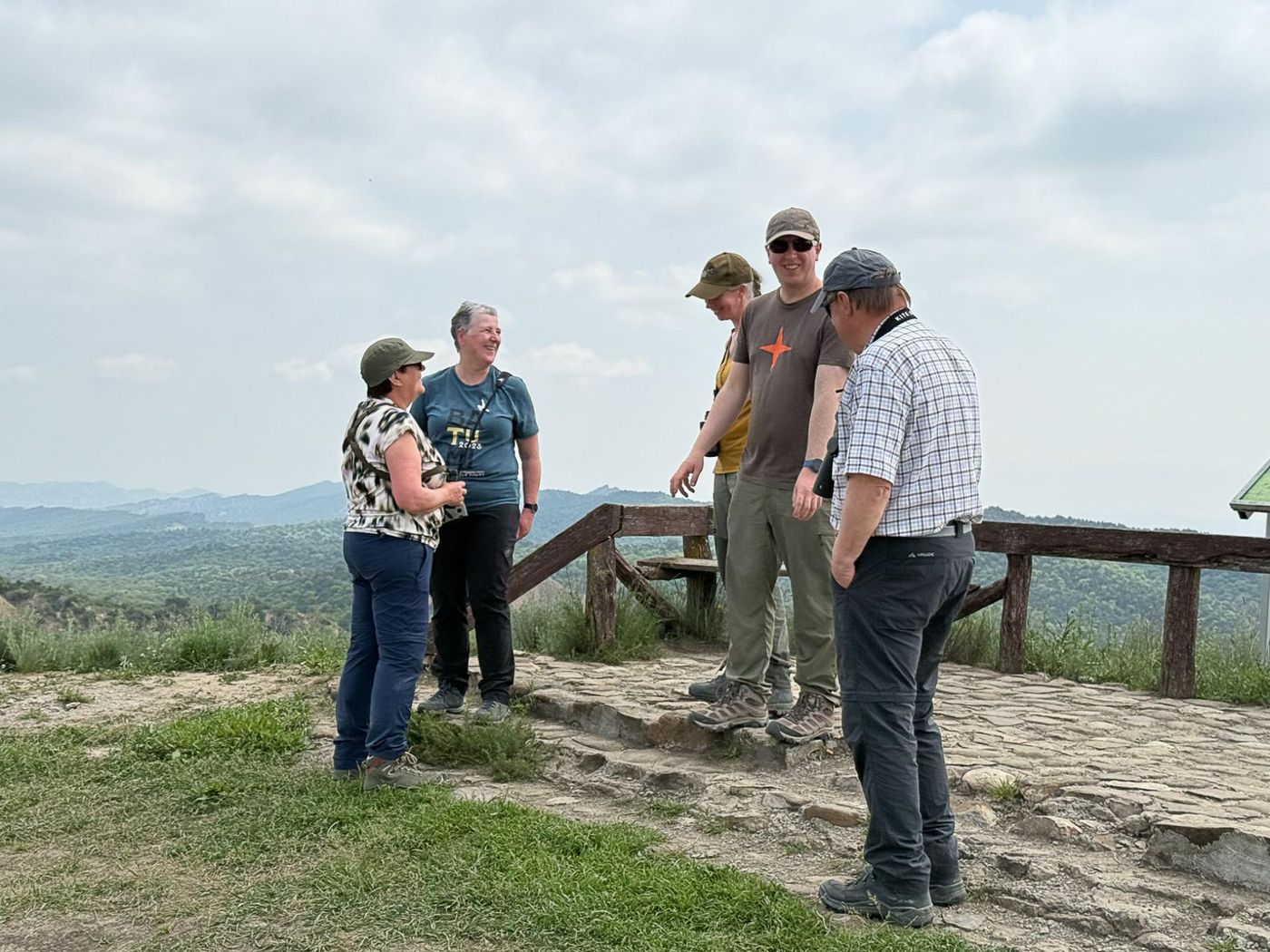 Op het uitkijkpunt: van links naar rechts: Ann, Ilse, Eefje, Pieter en Willy. © Jan Heip