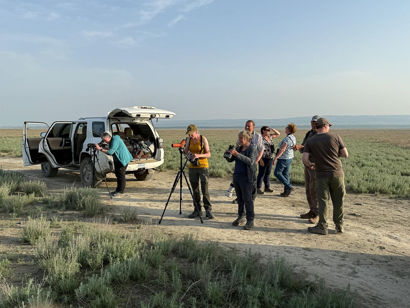 Op zoek naar de kropgazelle in de Eldarivlakte. © Jan Heip