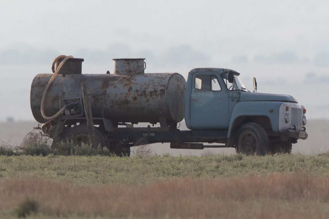 Een  vrachtwagen uit de sovjettijd met allicht watertanks die niet meer gebruikt werd. © Jan Heip