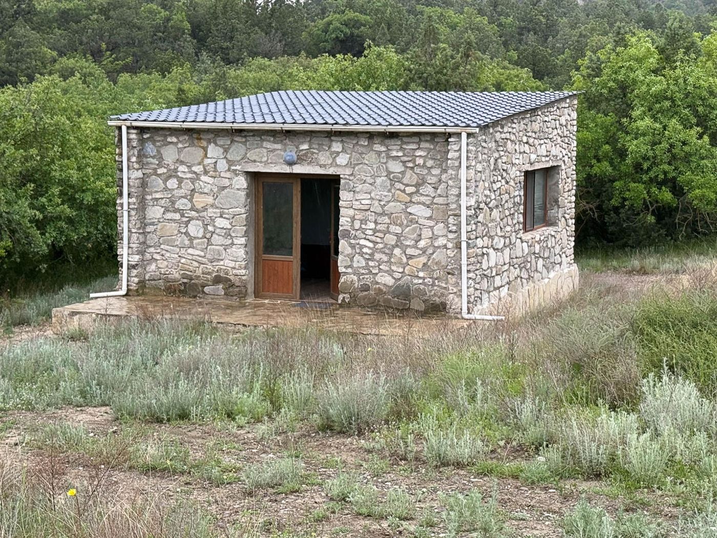 Een van de vijf bungalows: vergane glorie. © Jan Heip