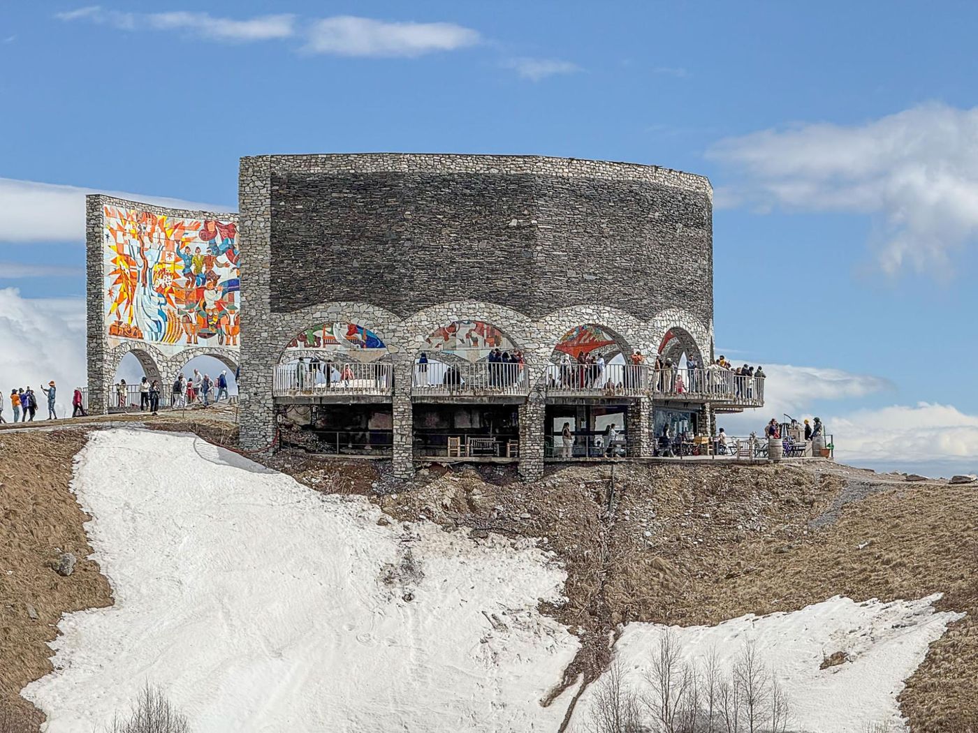 Het monument van de eeuwige vriendschap tussen de Russen en de Georgiërs uit 1983. © Jan Heip