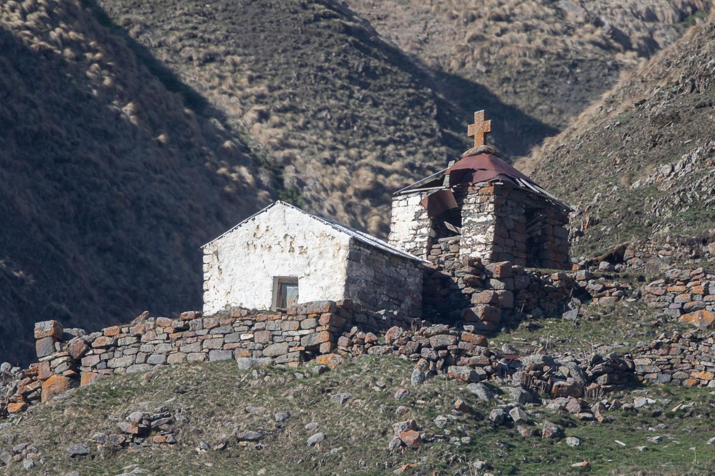 Verlaten dorpen en ruïnes: de oorspronkelijke bevolking is naar Zuid-Ossetië verhuisd.  © Jan Heip