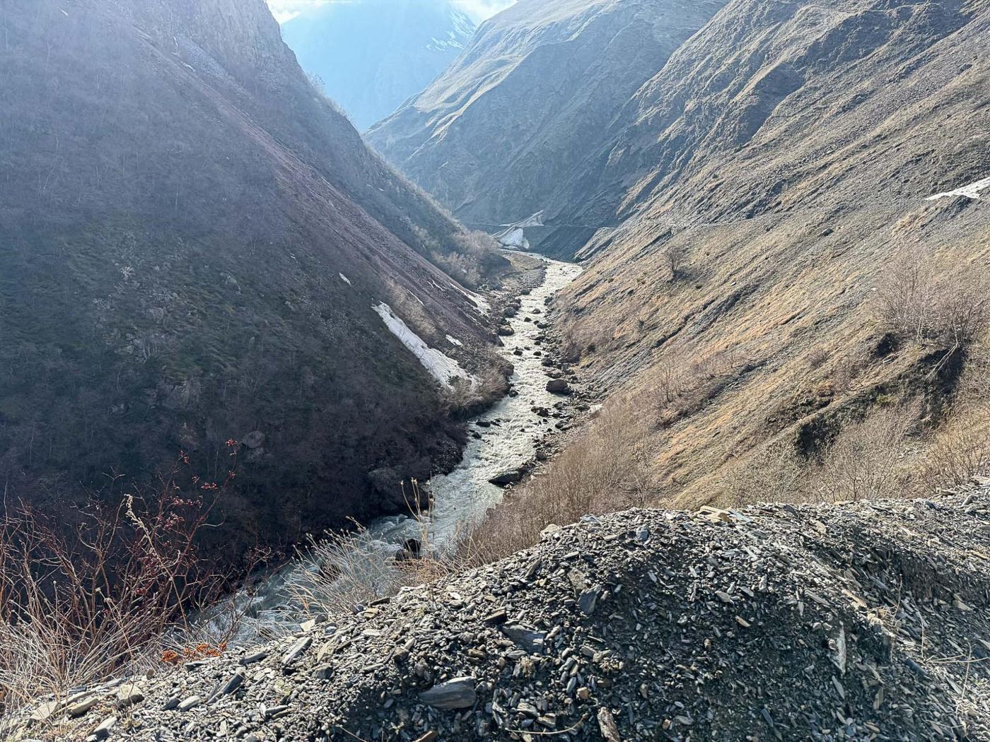 Een nauwe kloof waar we helaas niet door konden rijden – de rivier is de Terek. © Jan Heip