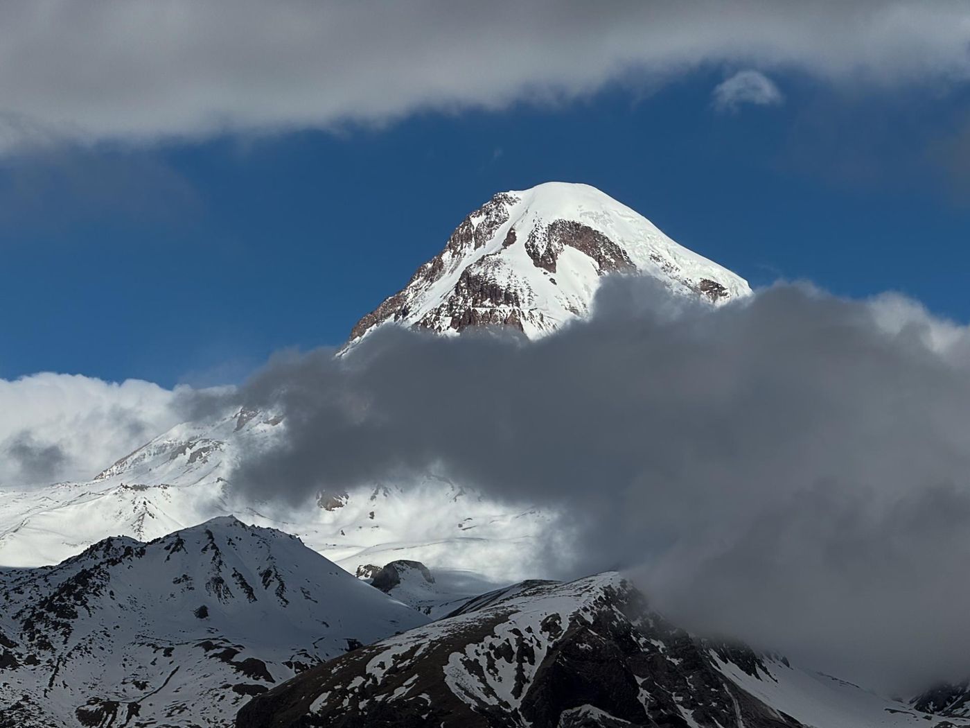 De top van de Kasbek kwam even tussen de wolken tevoorschijn. © Jan Heip