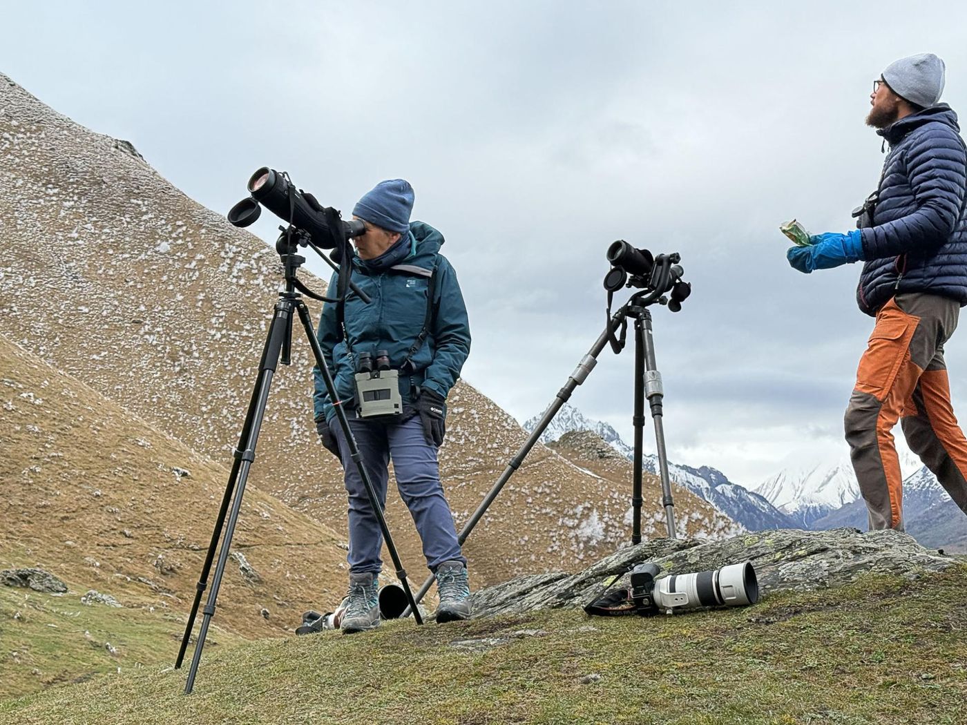 Speurend naar Kaukasische berghoenders en Kaukasische korhoenders (Mireille en Geert). © Jan Heip
