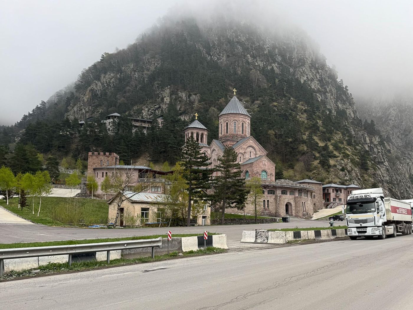 Het Dariali kloostercomplex - let op de oplegger van de vrachtwagen: die was ooit van de firma Diependaele. © Jan Heip