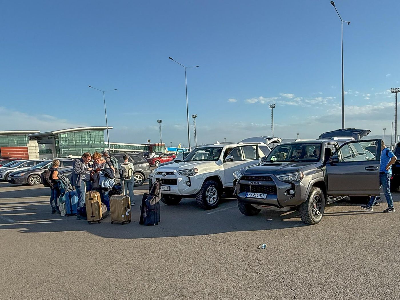 Aankomst op de luchthaven van Tbilisi - onze witte en zwarte Toyota Landcruisers. © Jan Heip