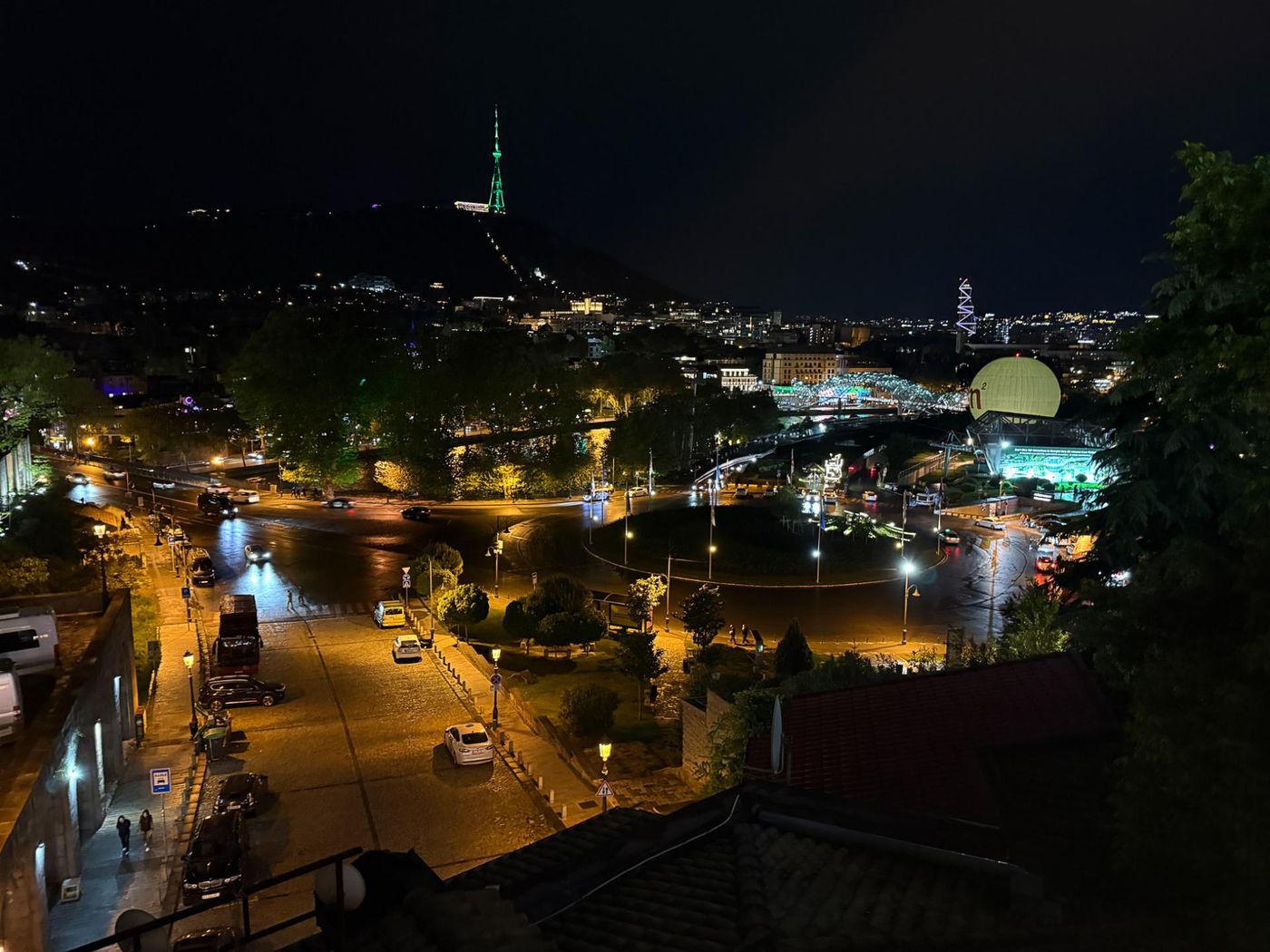 Tbilisi by night vanuit het restaurant van hotel Kopala. © Jan Heip