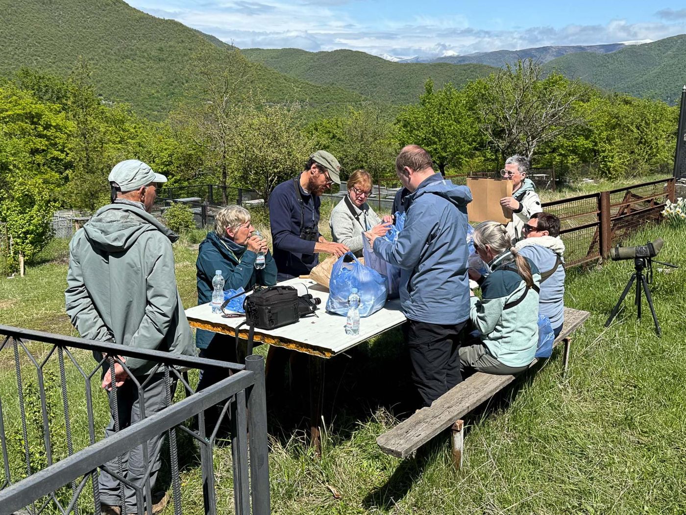 Comfortabele picknick op een kerkhof: Herman (staand), Mireille, Brecht, Elvire, Ilse, Ann, Eefje en Pieter. © Jan Heip