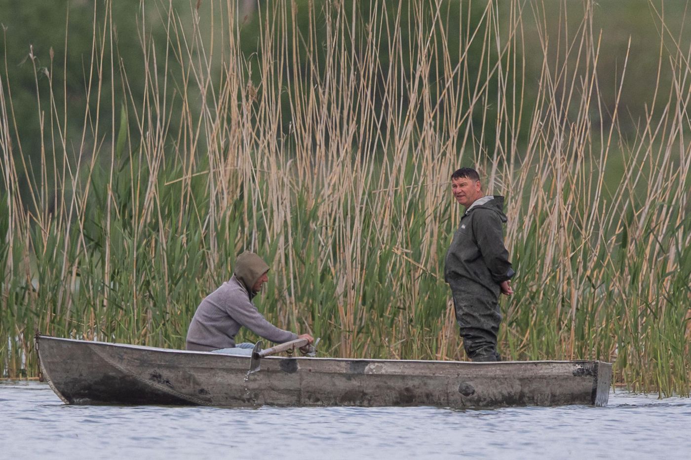 Twee vissers in een roeiboot. © Jan Heip