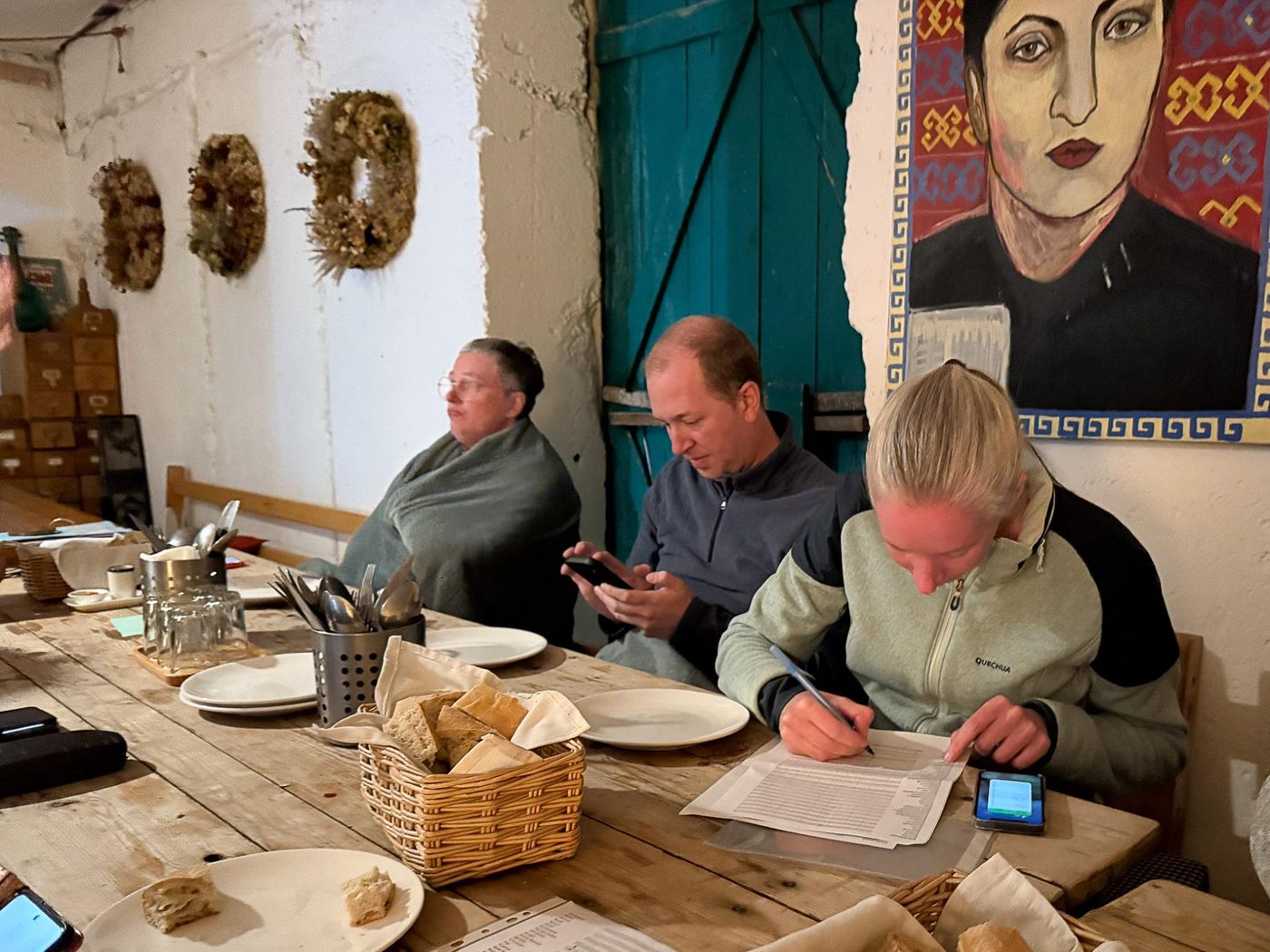 Na het avondmaal werd de checklijst ingevuld: Ilse, Pieter en Eefje. © Jan Heip