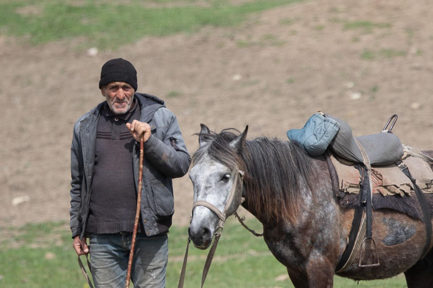 Een lokale veewachter komt ons even bekijken aan het vijvertje. © Jan Heip