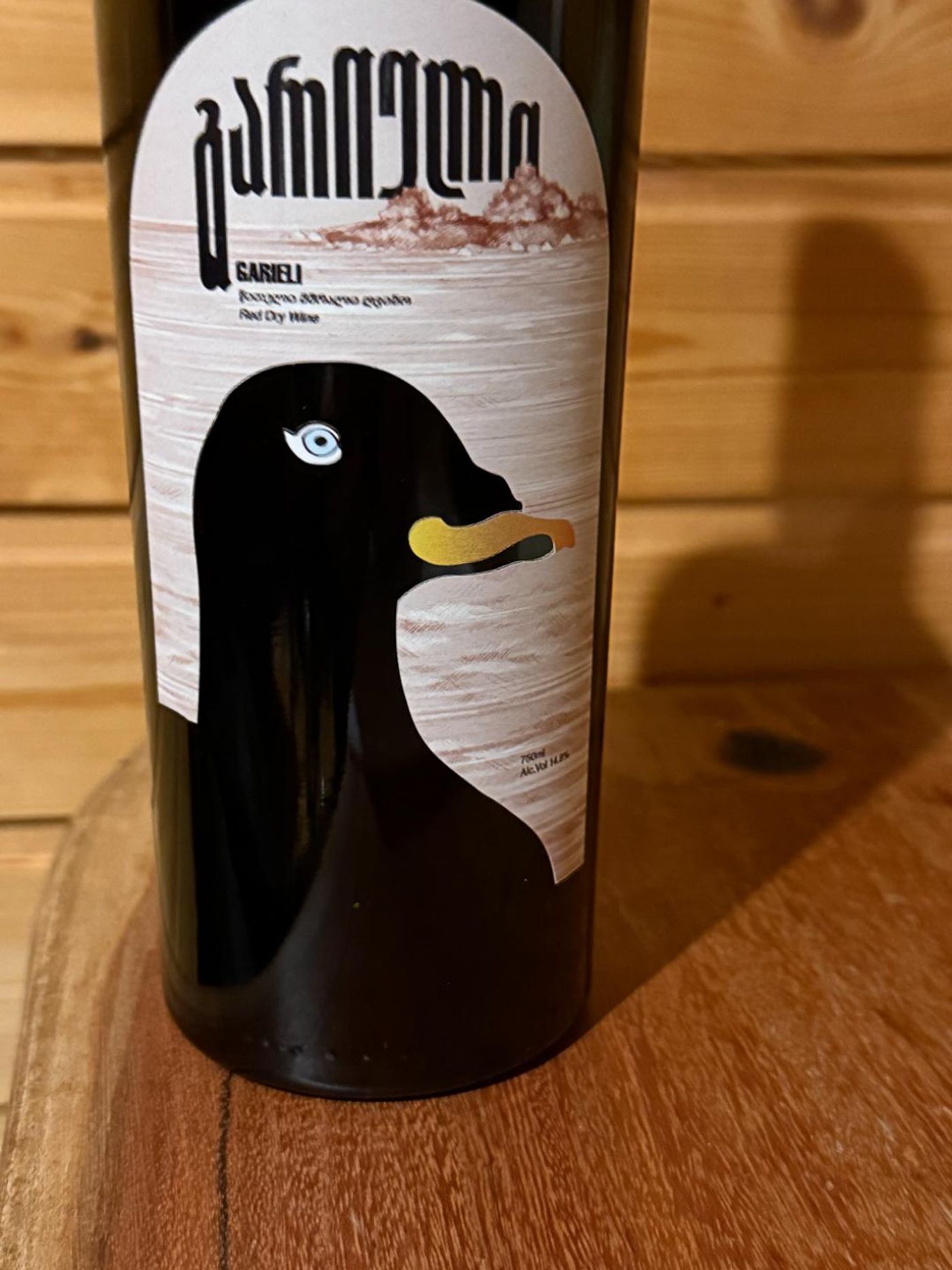 Fles rode wijn met een afbeelding van de grote zee-eend. © Jan Heip