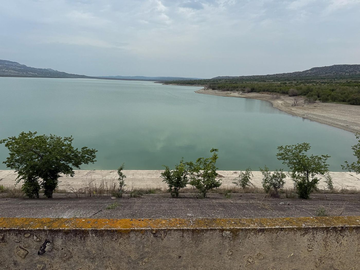Het Dali stuwmeer (1986) gezien vanaf de dam. © Jan Heip