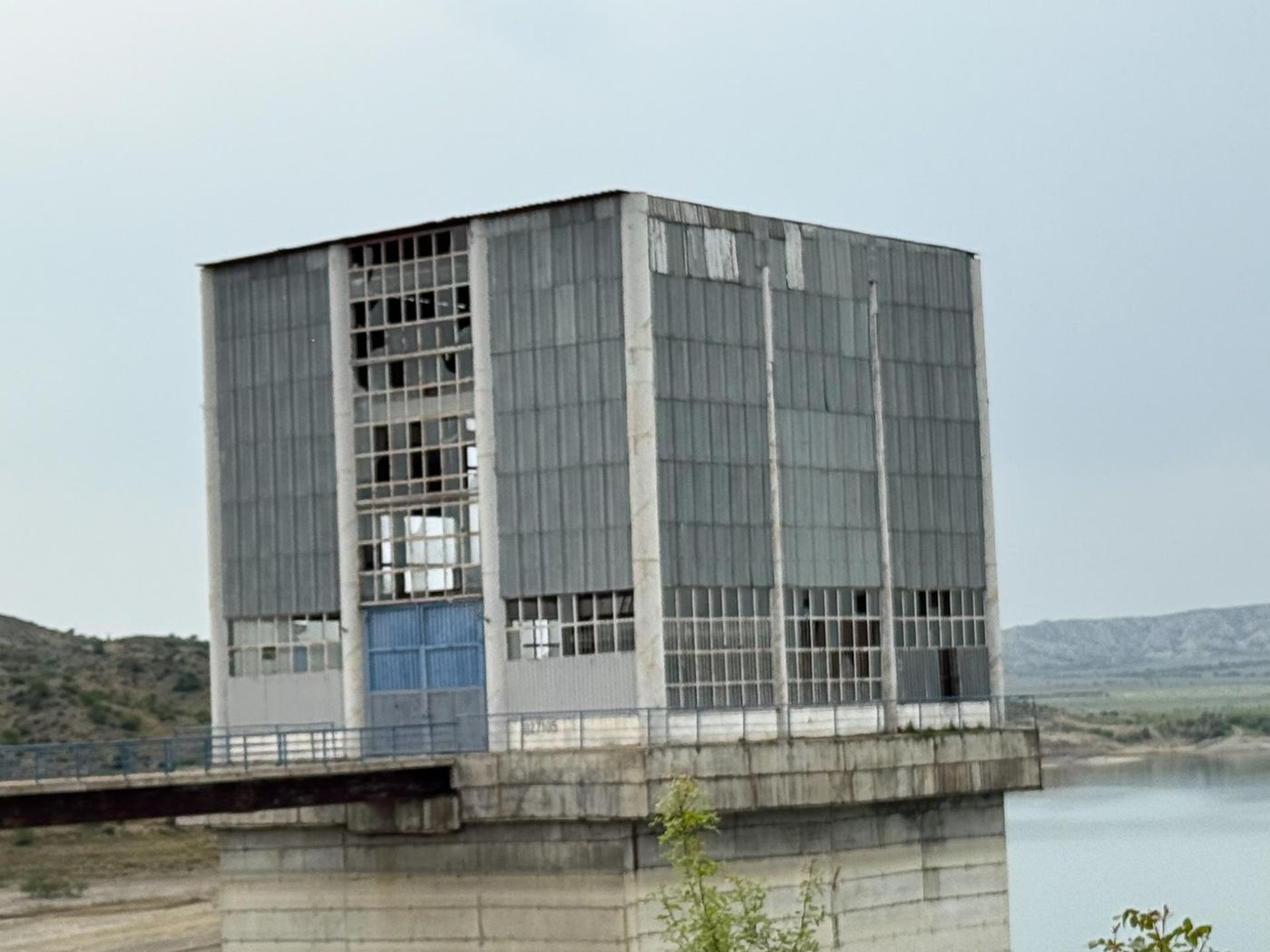 Gebouw aan de dam met talrijke gebroken vensters waarin een kleine torenvalkkolonie gevestigd was. © Jan Heip