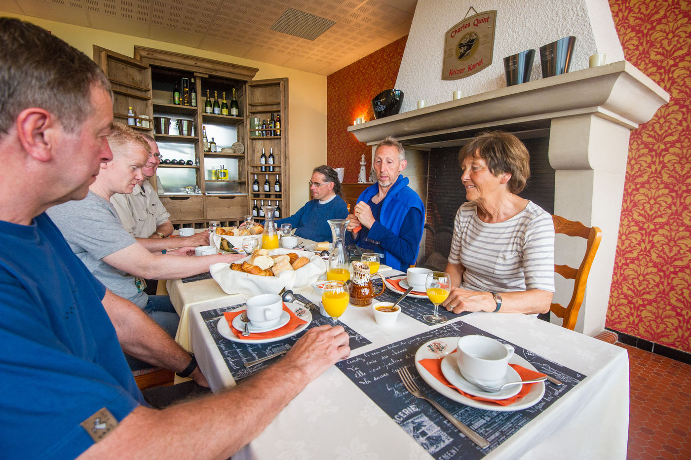 Gezellig tafelen en genieten van een Frans ontbijt. © Billy Herman