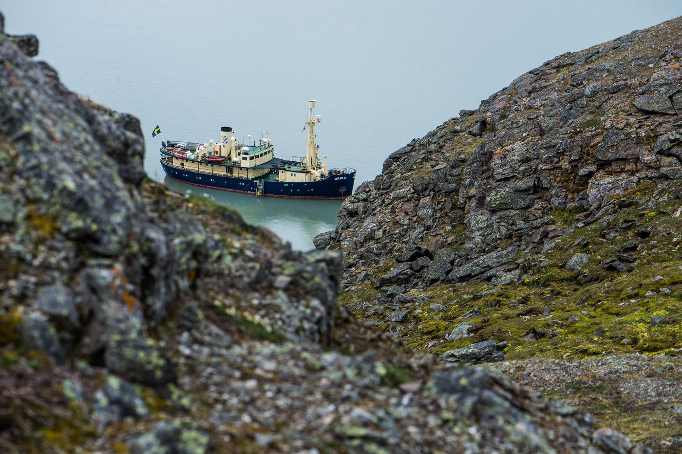 Met een klein gemotoriseerd schip kun je nagenoeg overal rond Spitsbergen snel en veilig komen. De sterkte van onze trip. © David 'Billy' Herman