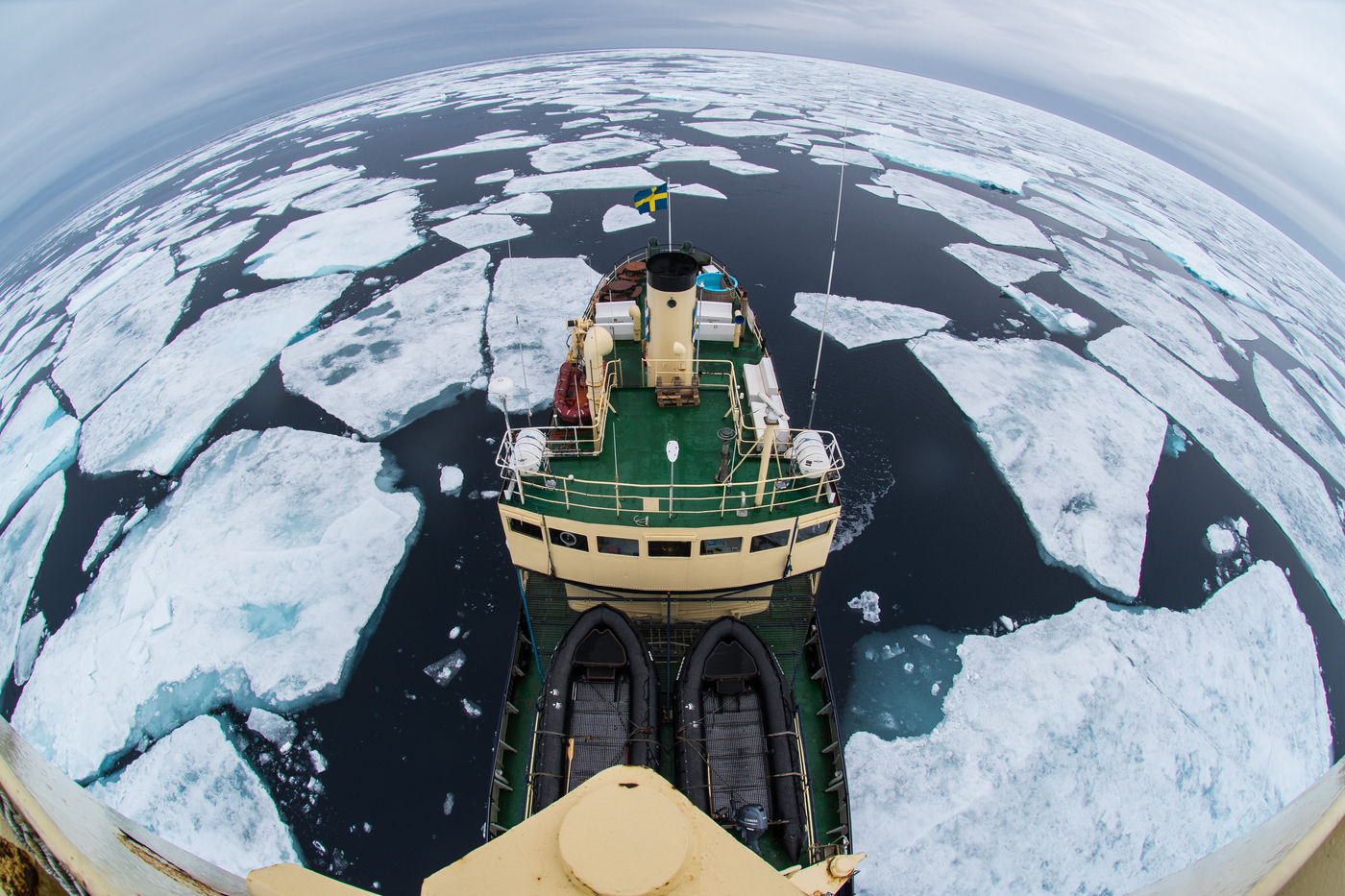 Our ship effortlessly ploughs through the ice fields of the Arctic Ocean. © David 'Billy' Herman