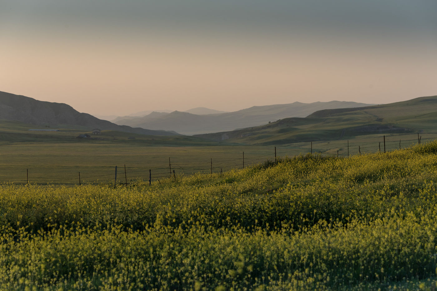 De ondergaande zon boven het Georgische landschap. © Brecht De Meulenaer