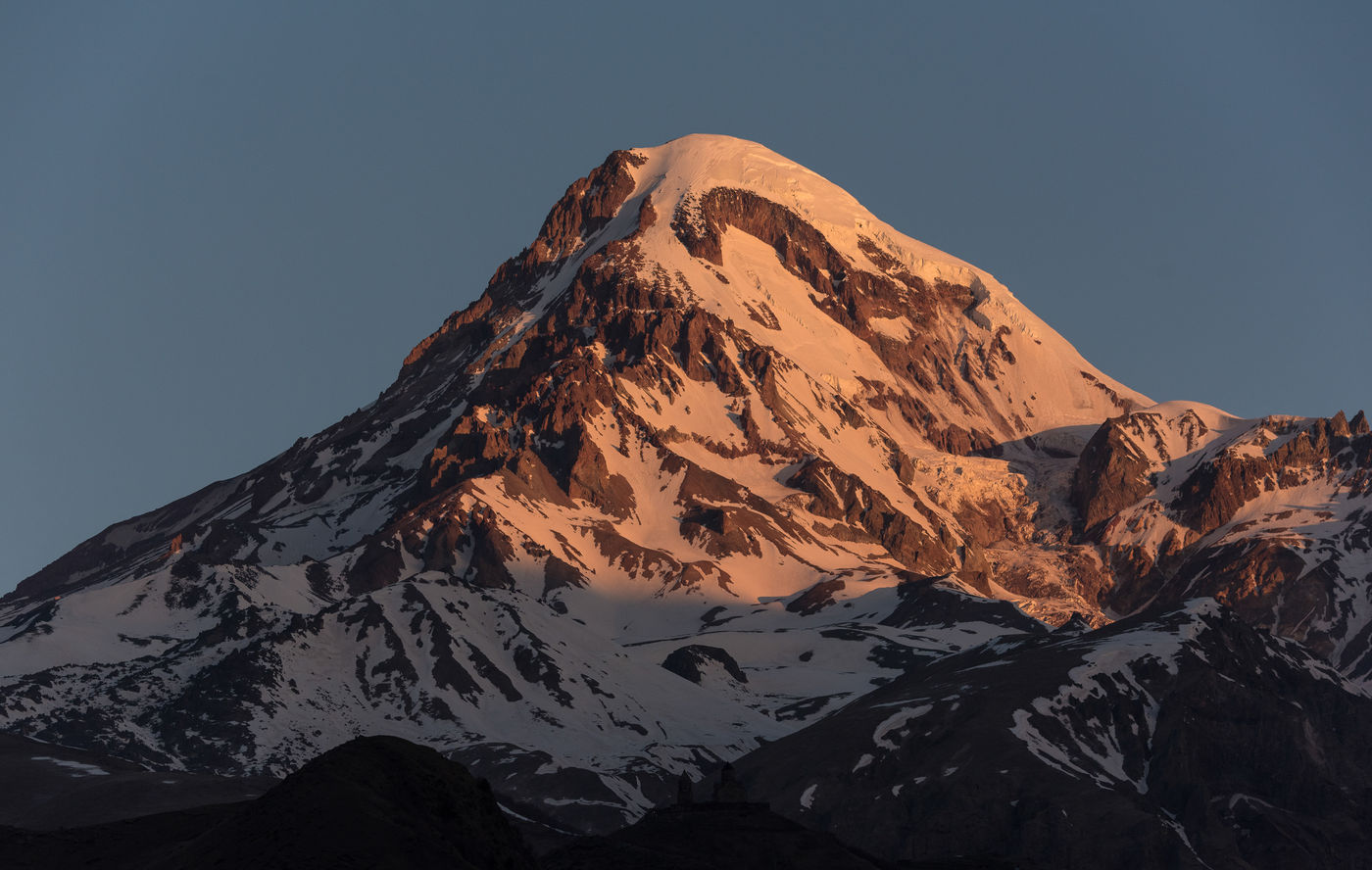 De top van de Kazbek in het ochtendlicht. © Brecht De Meulenaer