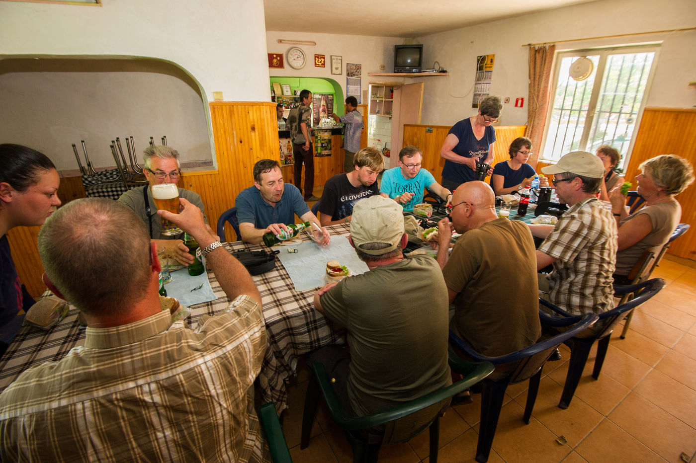 Lunch in een lokaal cafeetje. © Billy Herman