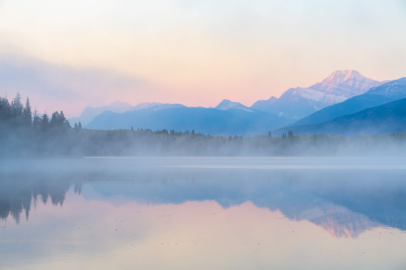 Pyramid lake hult zich in een ochtenddeken van mist. © Bart Heirweg