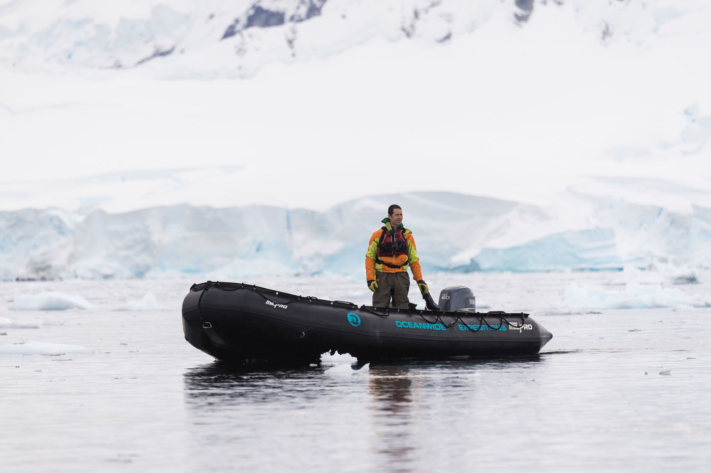 Een zodiac vaart rond in Wilhelmina Bay. © Bart Heirweg