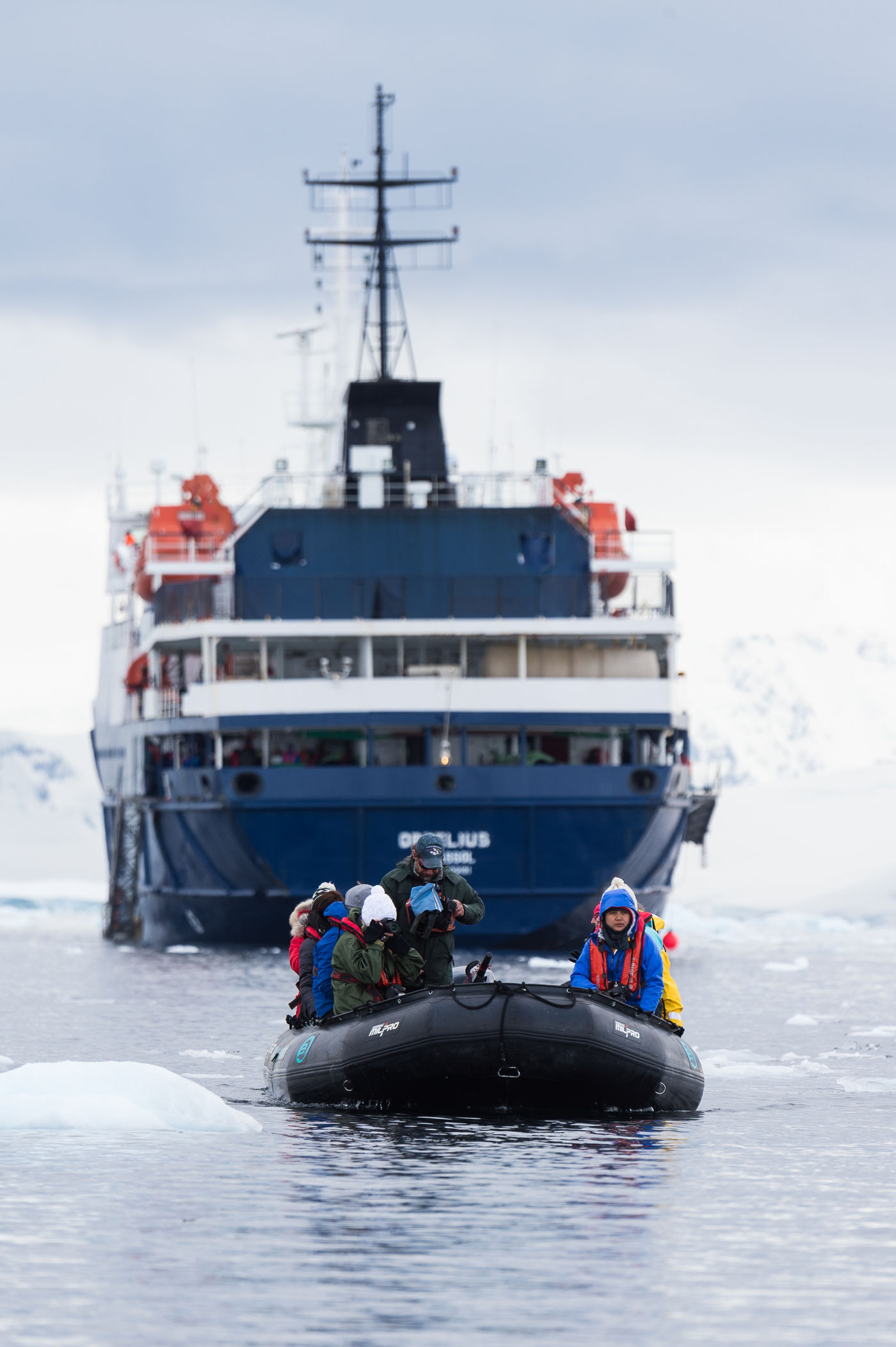 Een zodiac verlaat het expeditieschip in Wilhelmina Bay. © Bart Heirweg