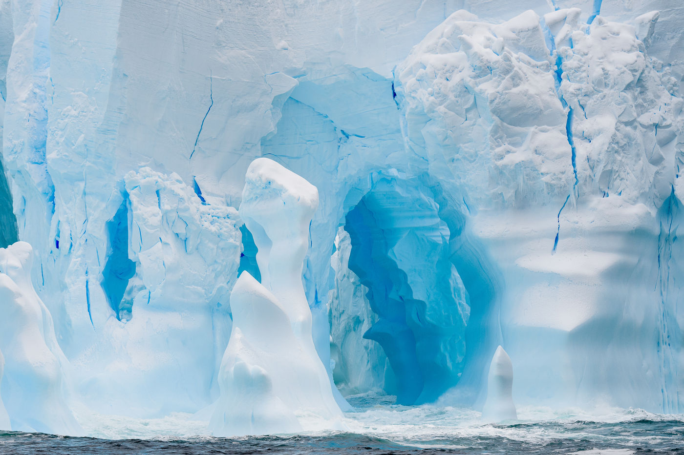 Een reusachtige ijsberg drijft op zee in de Crystal Sound in Antarctica. © Bart Heirweg