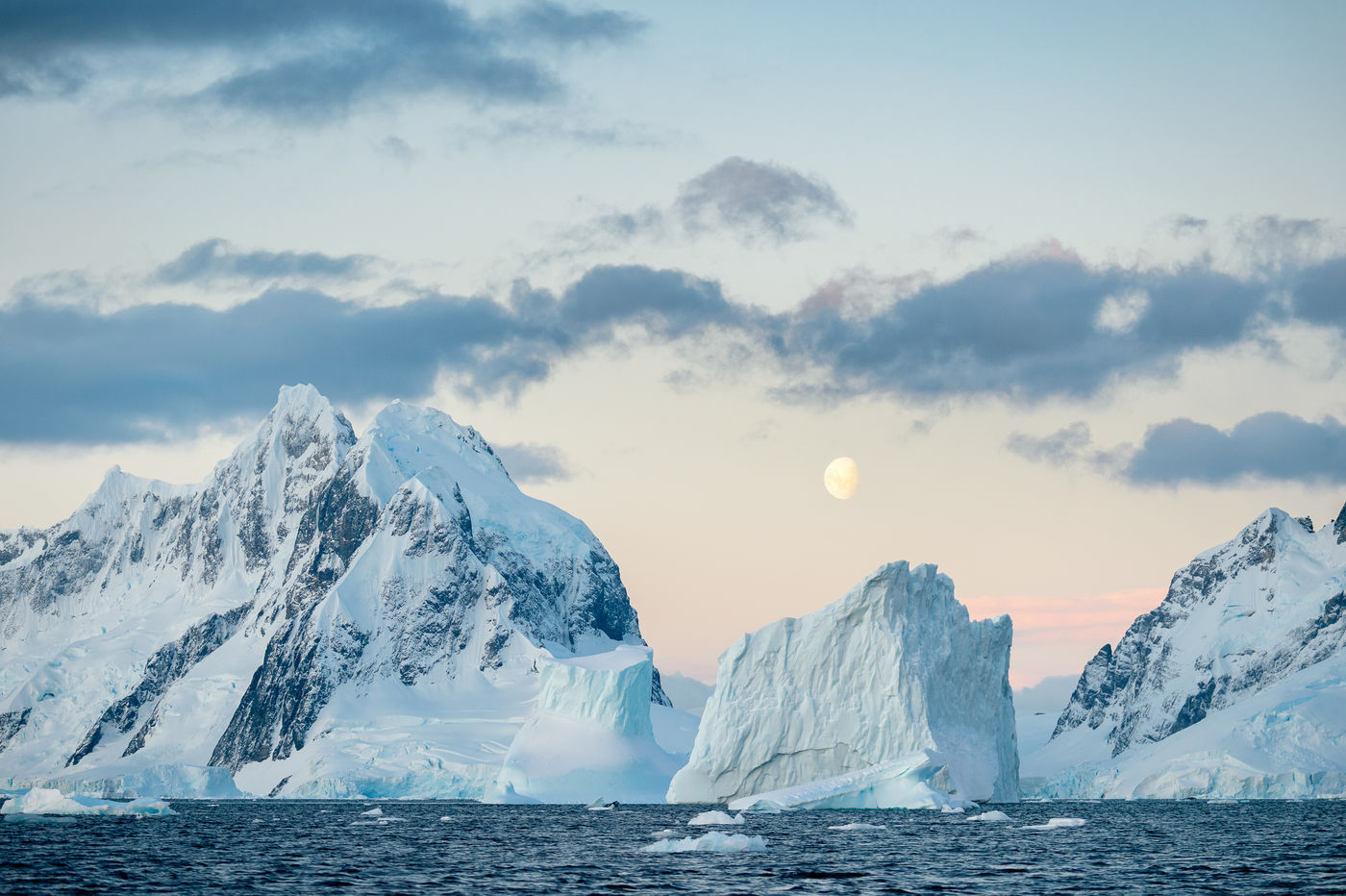 La lune se lève au-dessus du canal Lemaire en Antarctique. © Bart Heirweg