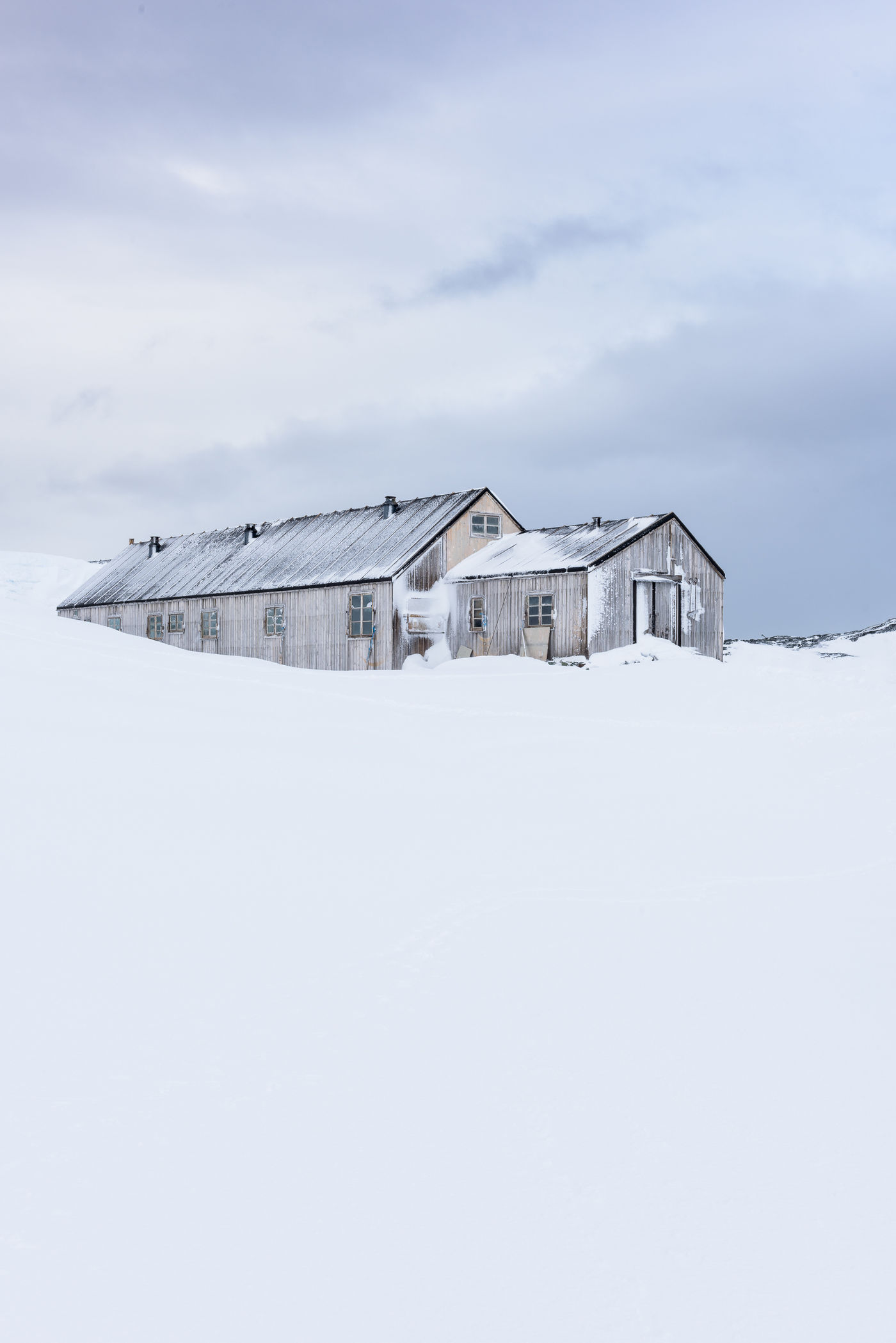 Een ingesneeuwd basiskamp. © Bart Heirweg