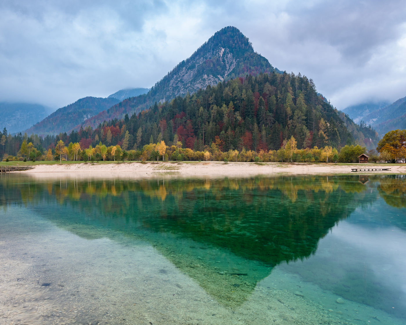 Kristalhelder water in een herfstig Slovenië. © Bart Heirweg