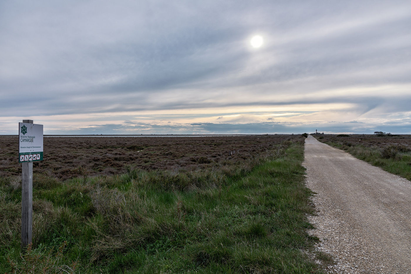 De weg richting de vuurtoren in Réserve Nationale Camargue.