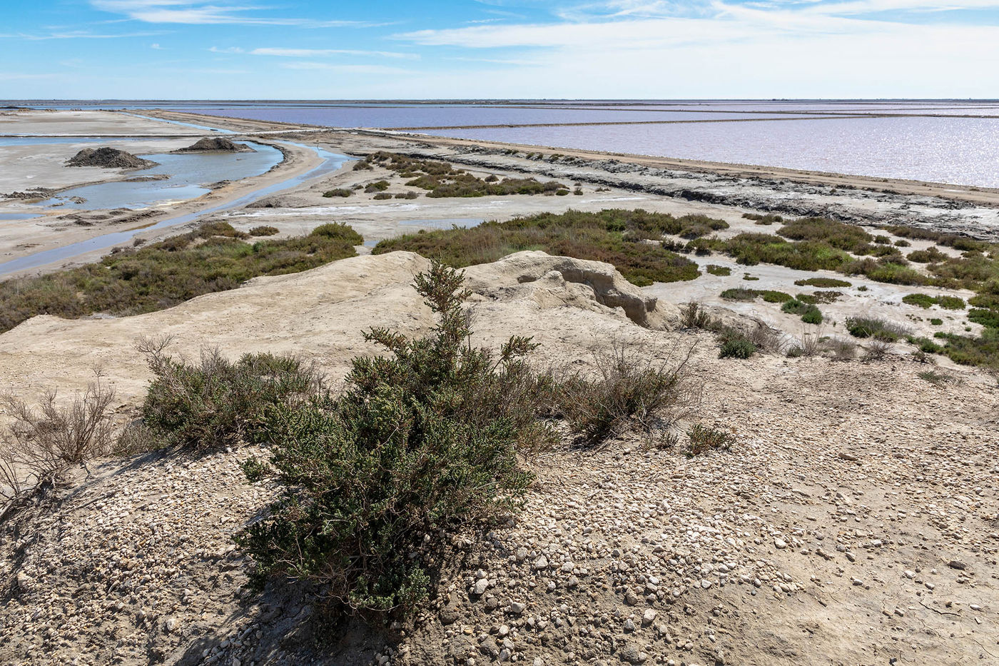 Door de grote hoeveelheid zout heeft het water een mooie roze kleur in Salin de Badon.